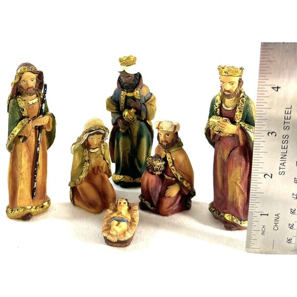 Victoria’s Garden 6 Piece Nativity Scene Small Resin Christmas Nativity - Picture 2 of 14